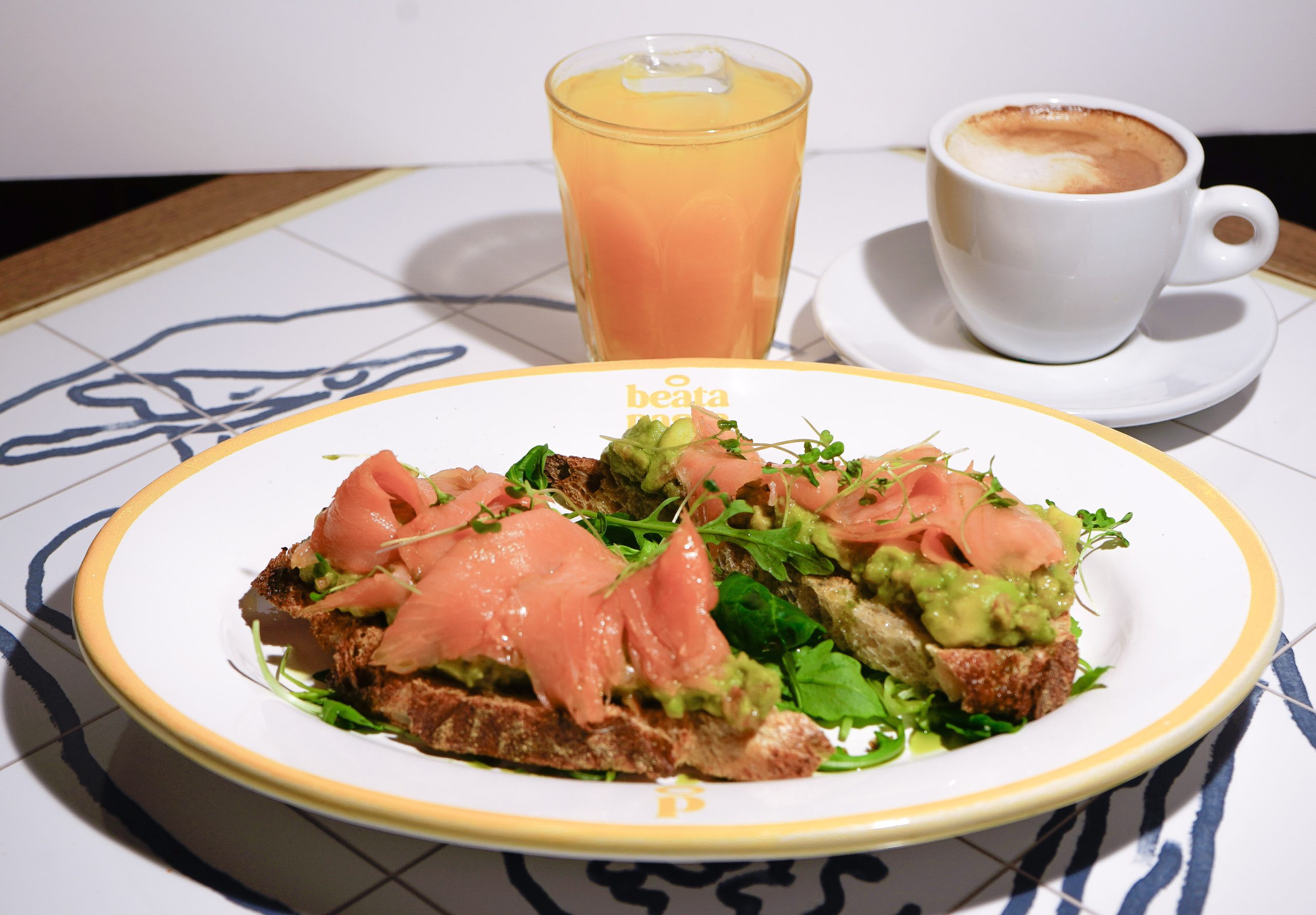 Tosta vegetal con aguacate en Beata Pasta Callao
