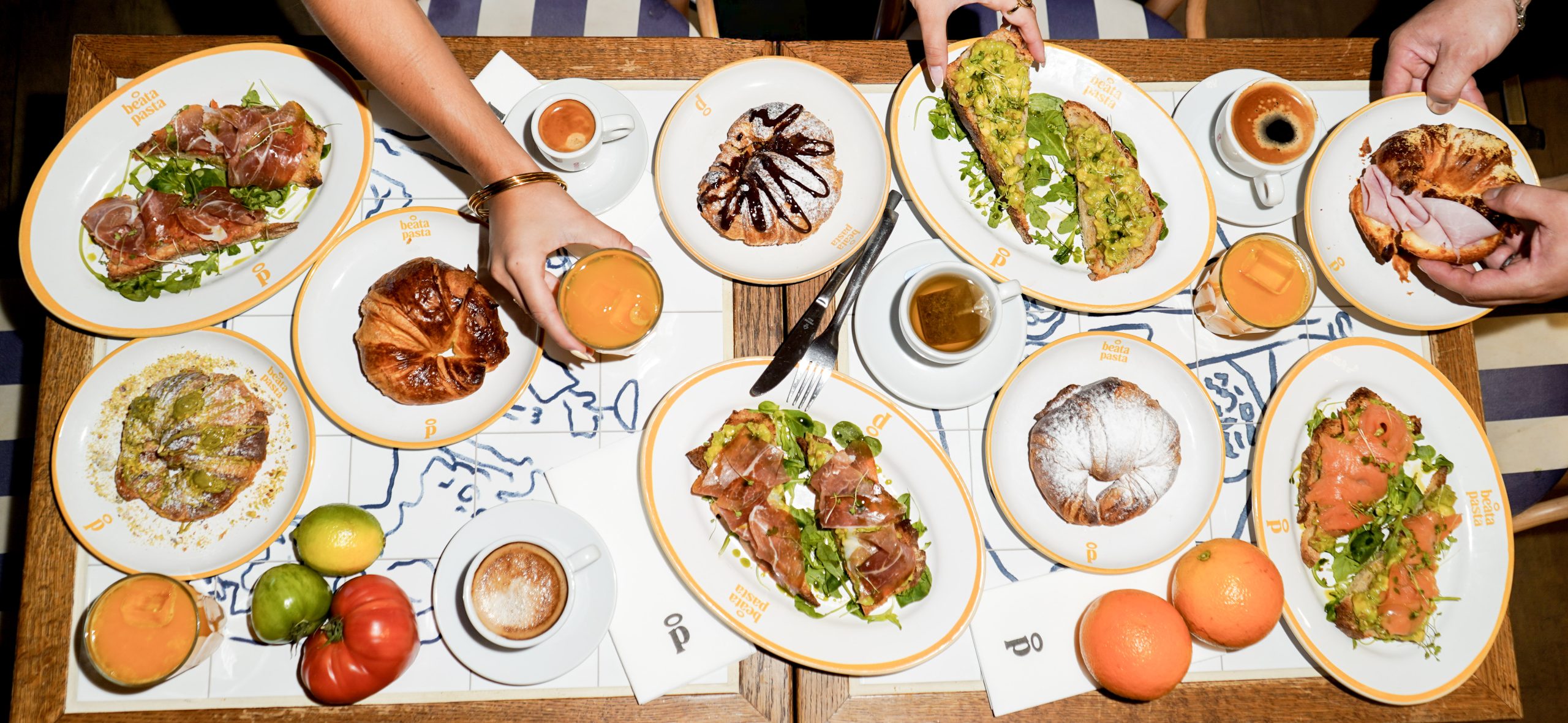 Mesa de desayuno completa en Beata Pasta Callao