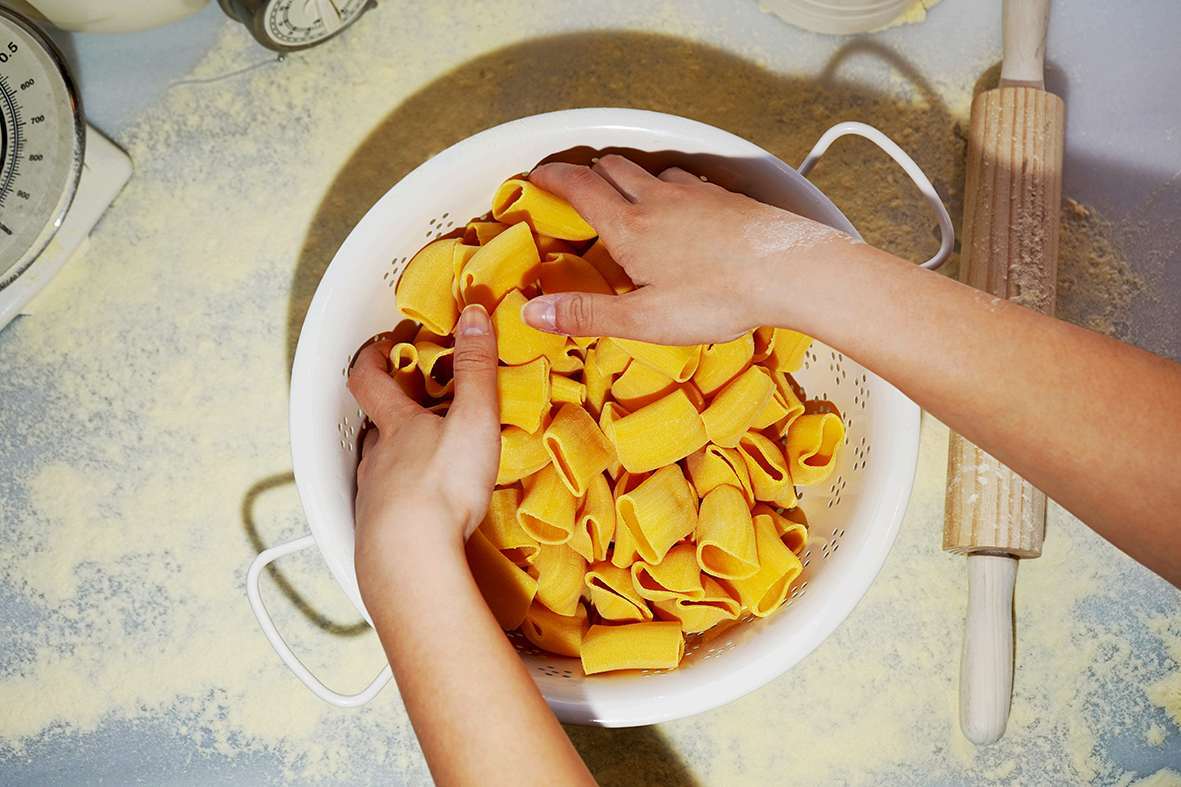 Manos preparando pasta fresca en un taller de Beata Pasta